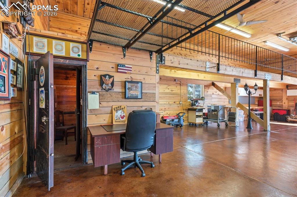 Image 48 of 50: Office