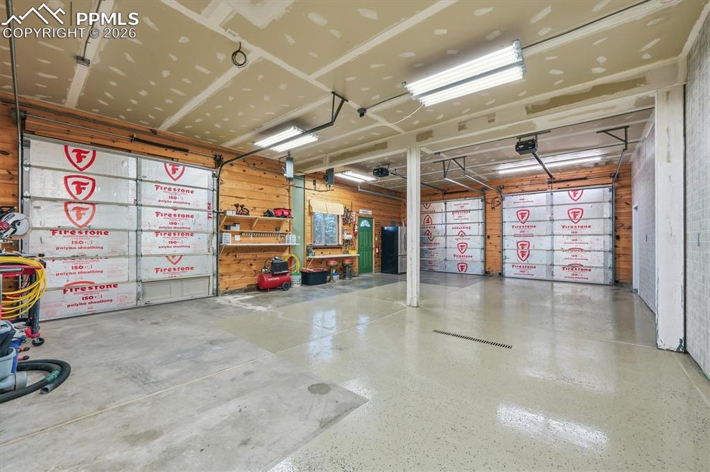 Image 49 of 50: Garage