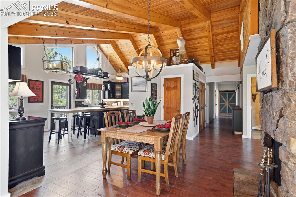 Image 6 of 50: Dining Area