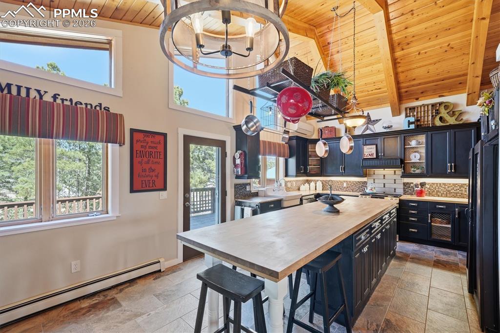 Image 7 of 50: Kitchen