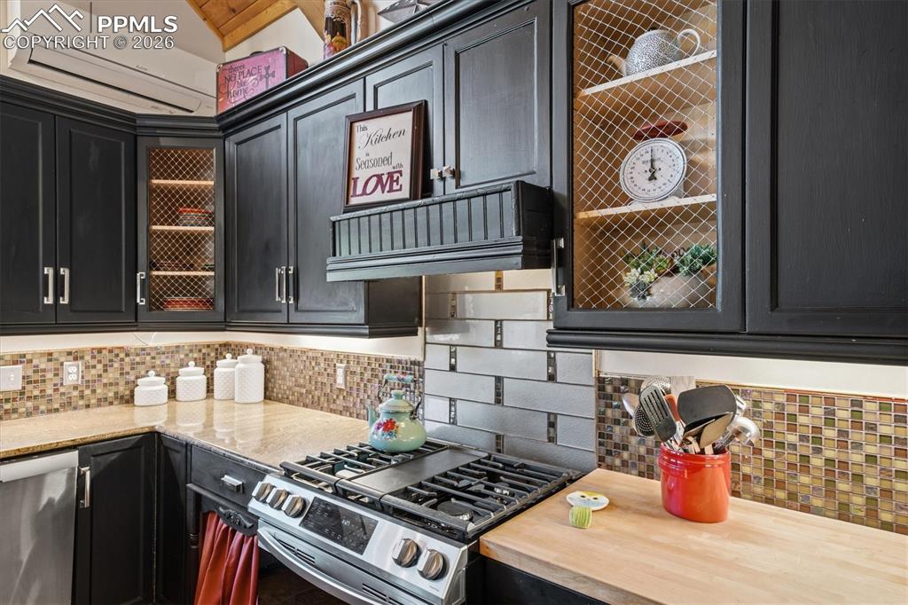 Image 9 of 50: Kitchen