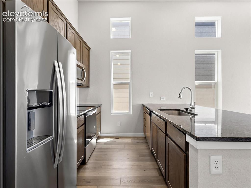 Image 10 of 33: Kitchen