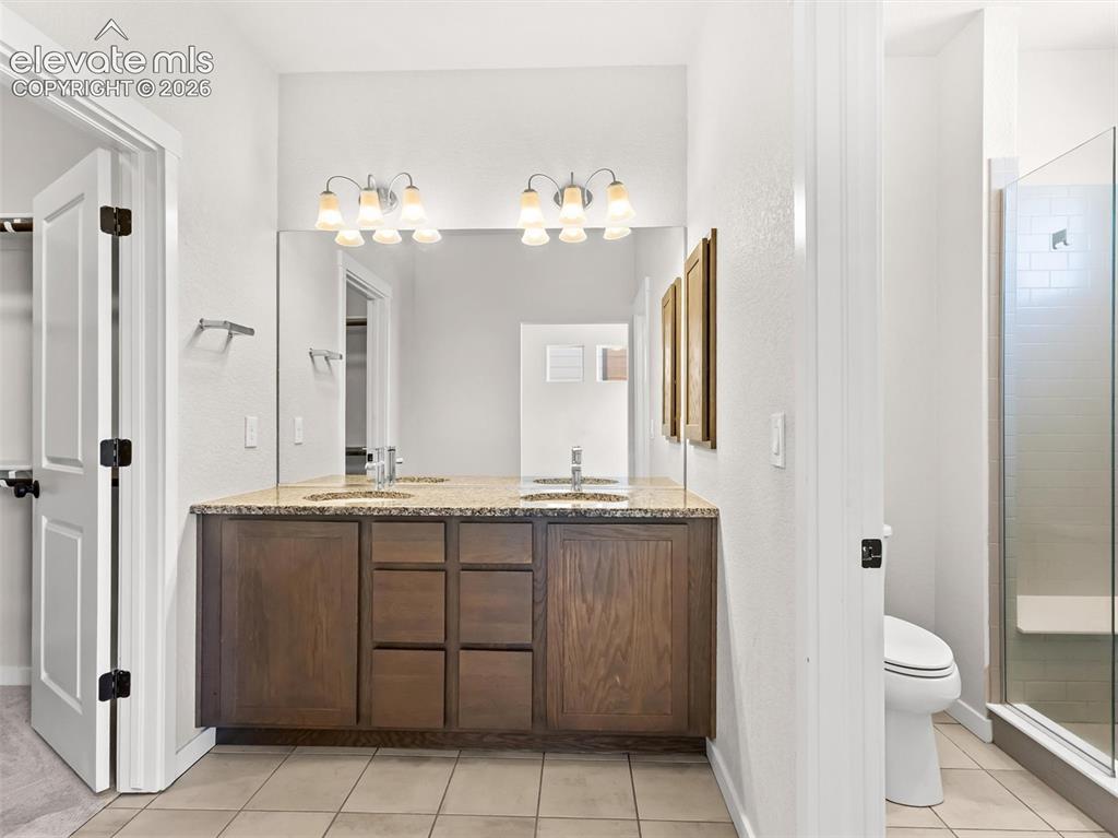 Image 14 of 33: Bathroom