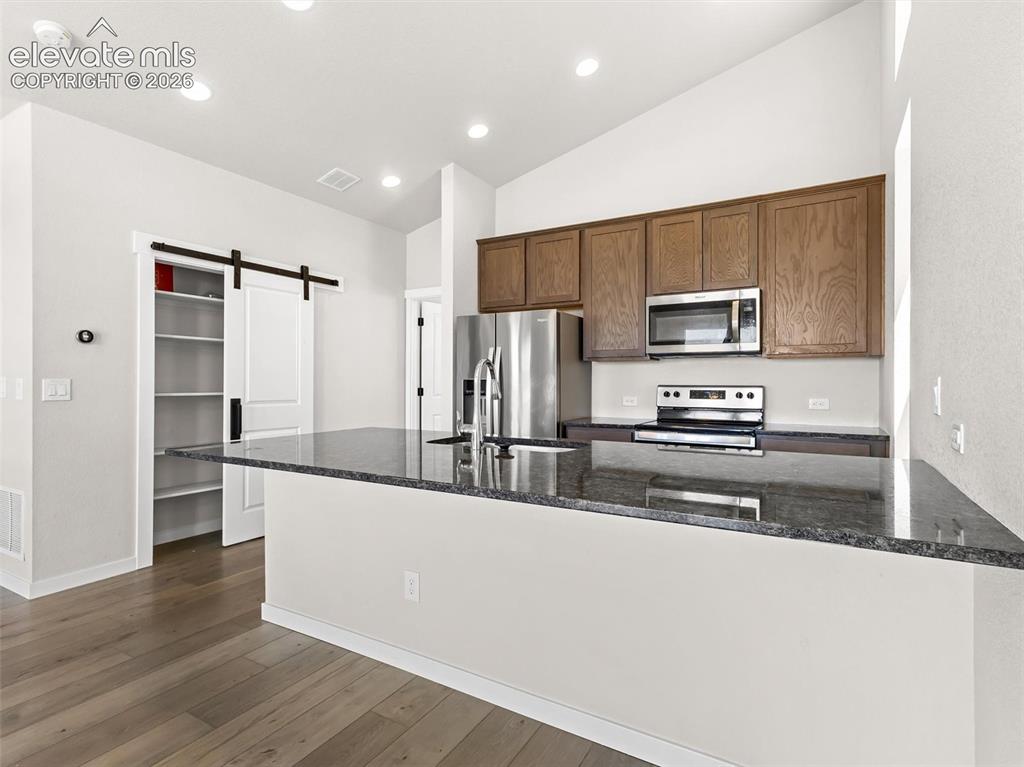 Image 9 of 33: Kitchen