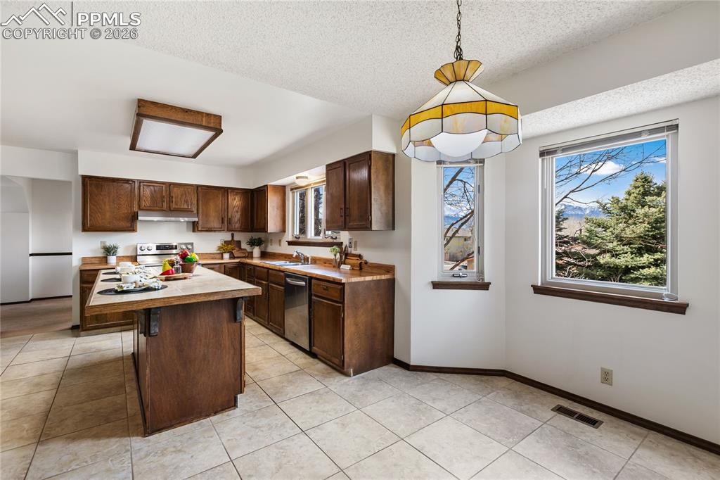 Image 11 of 39: Kitchen