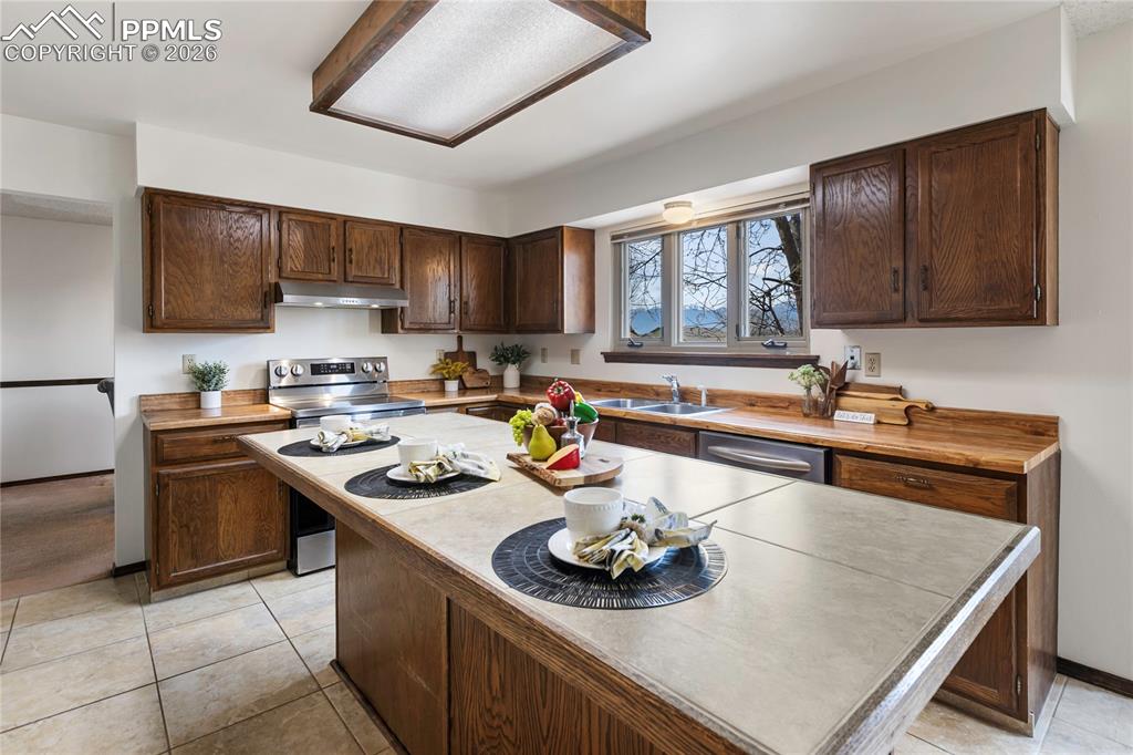 Image 12 of 39: Kitchen