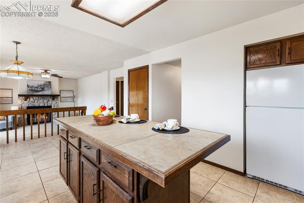 Image 14 of 39: Kitchen