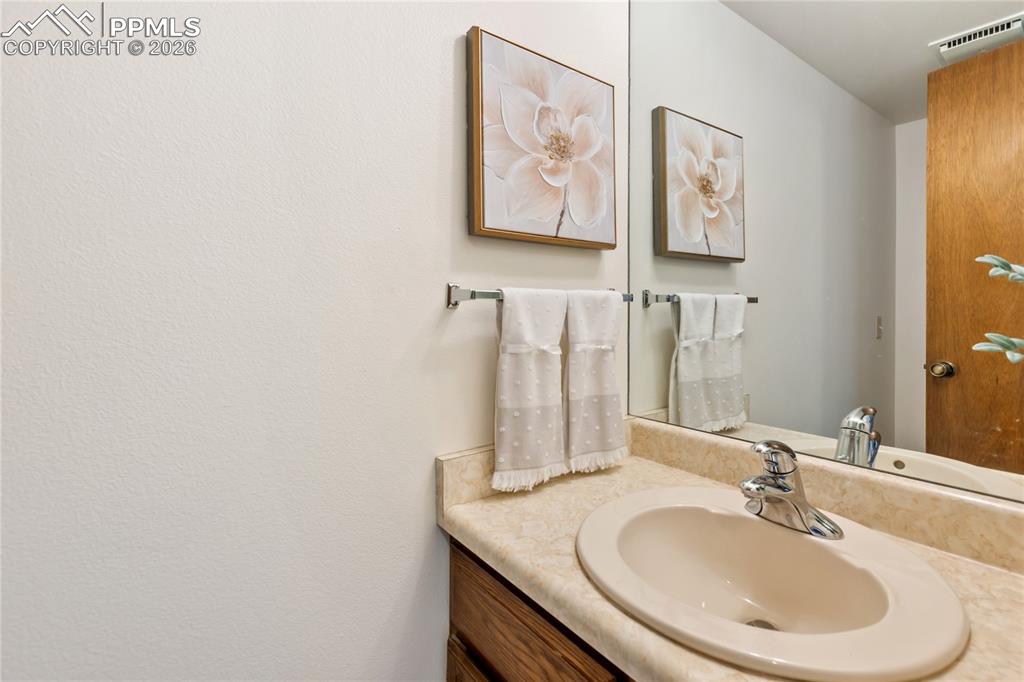 Image 19 of 39: Bathroom