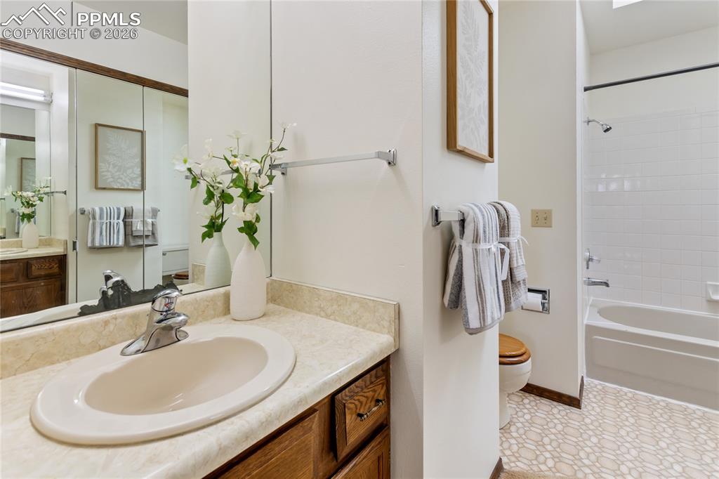 Image 23 of 39: Bathroom