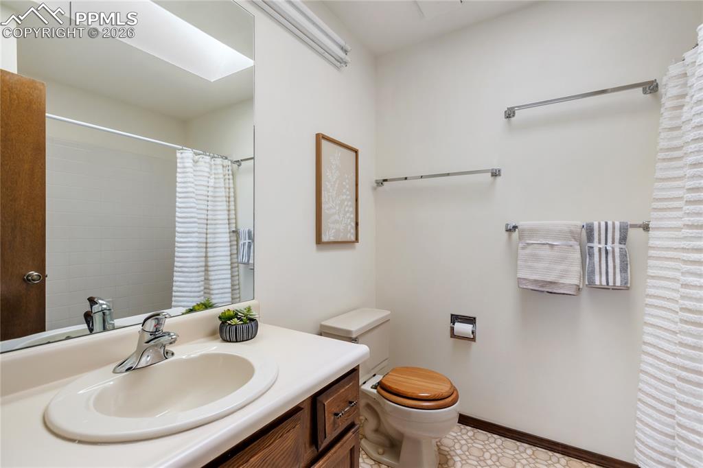 Image 31 of 39: Bathroom