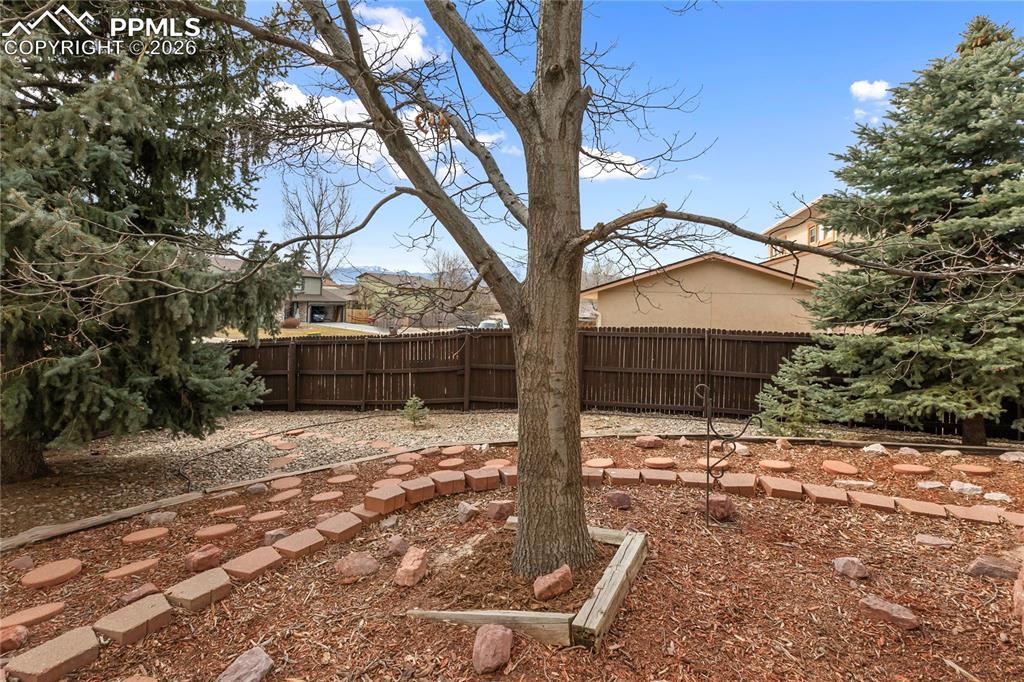 Image 34 of 39: Yard