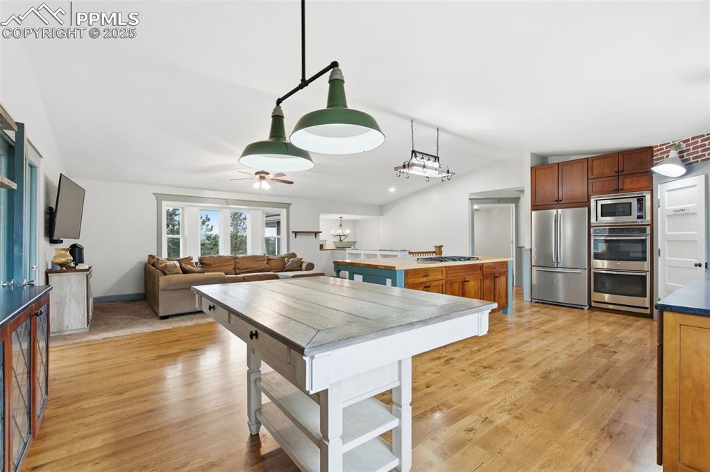 Image 10 of 43: Kitchen