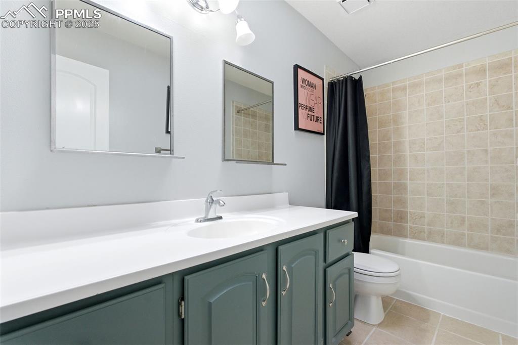 Image 33 of 43: Bathroom