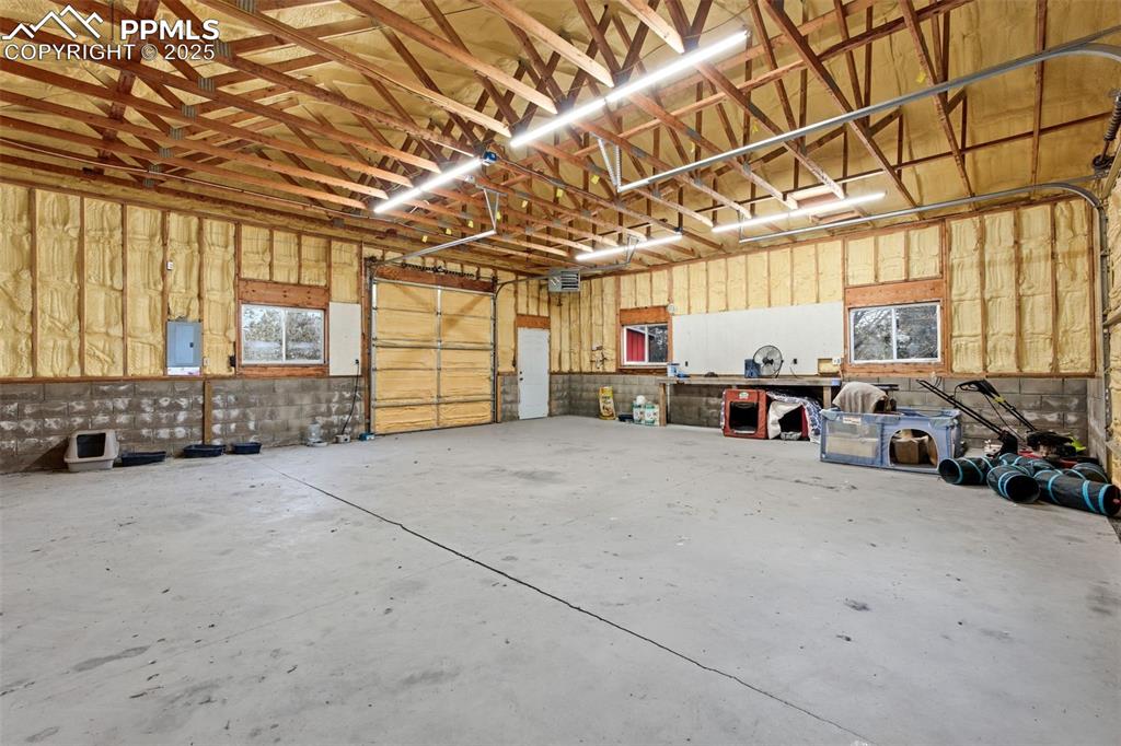 Image 39 of 43: Garage