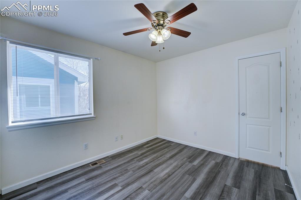 Image 19 of 22: Bedroom