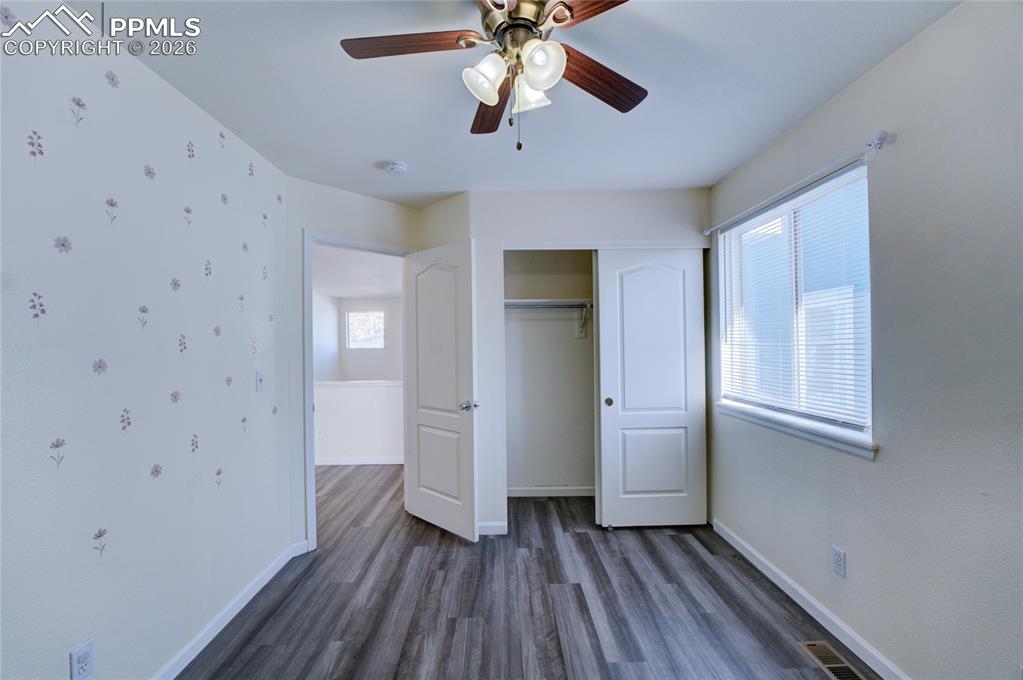 Image 20 of 22: Bedroom