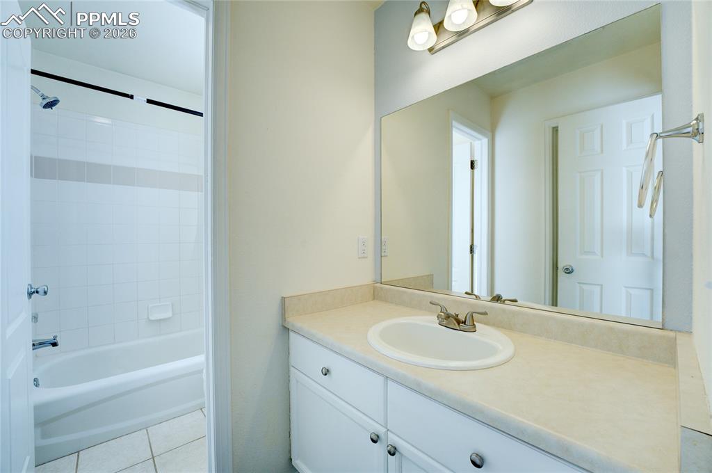 Image 24 of 31: Bathroom