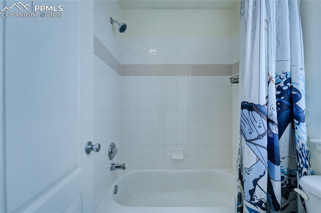 Image 25 of 31: Bathroom