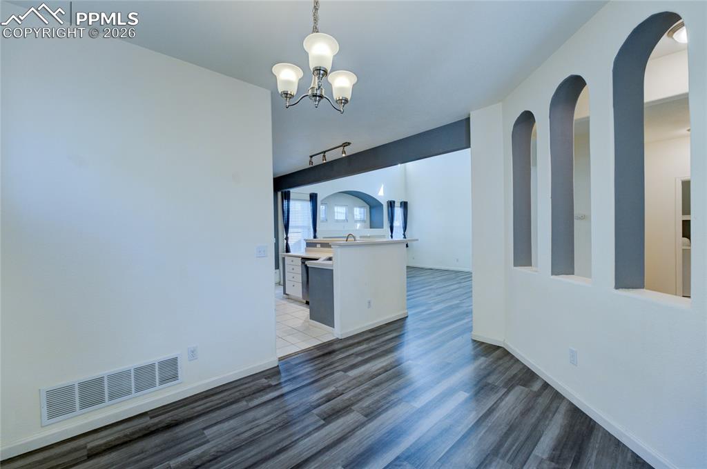 Image 5 of 22: Dining Area