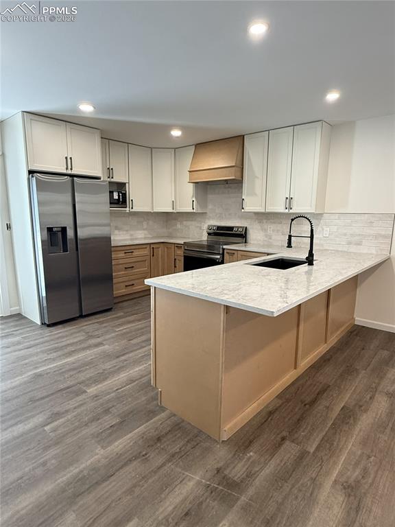 Image 10 of 32: Kitchen