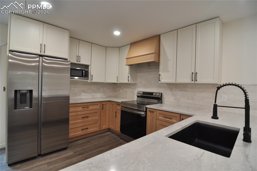 Image 11 of 32: Kitchen