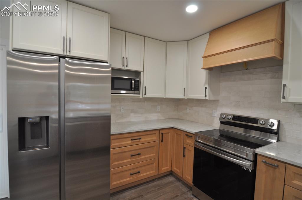 Image 12 of 32: Kitchen