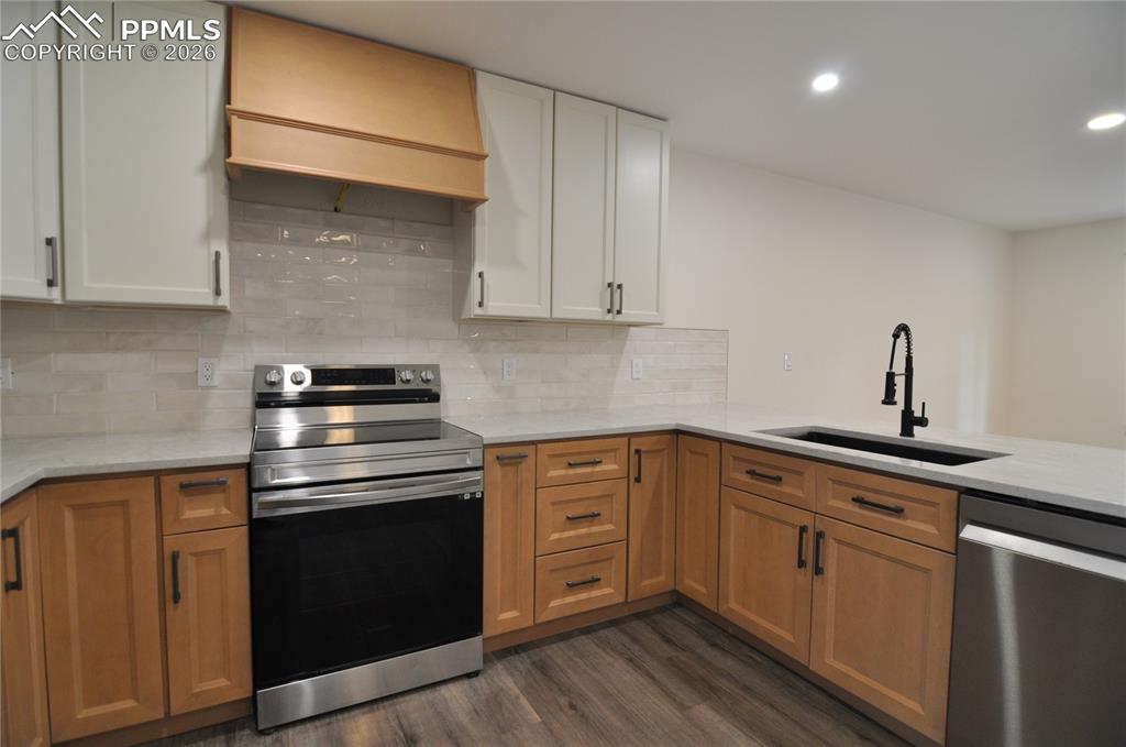 Image 13 of 32: Kitchen