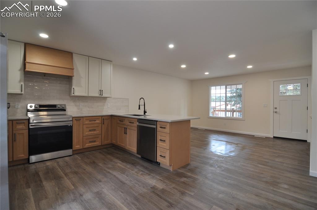 Image 14 of 32: Kitchen