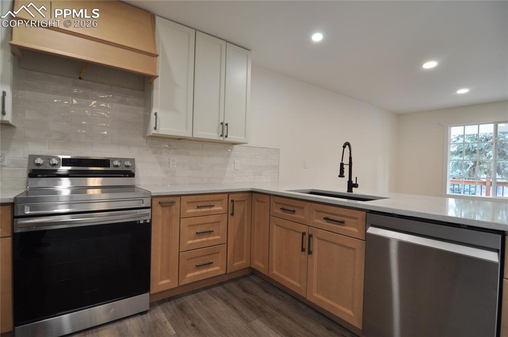 Image 15 of 32: Kitchen