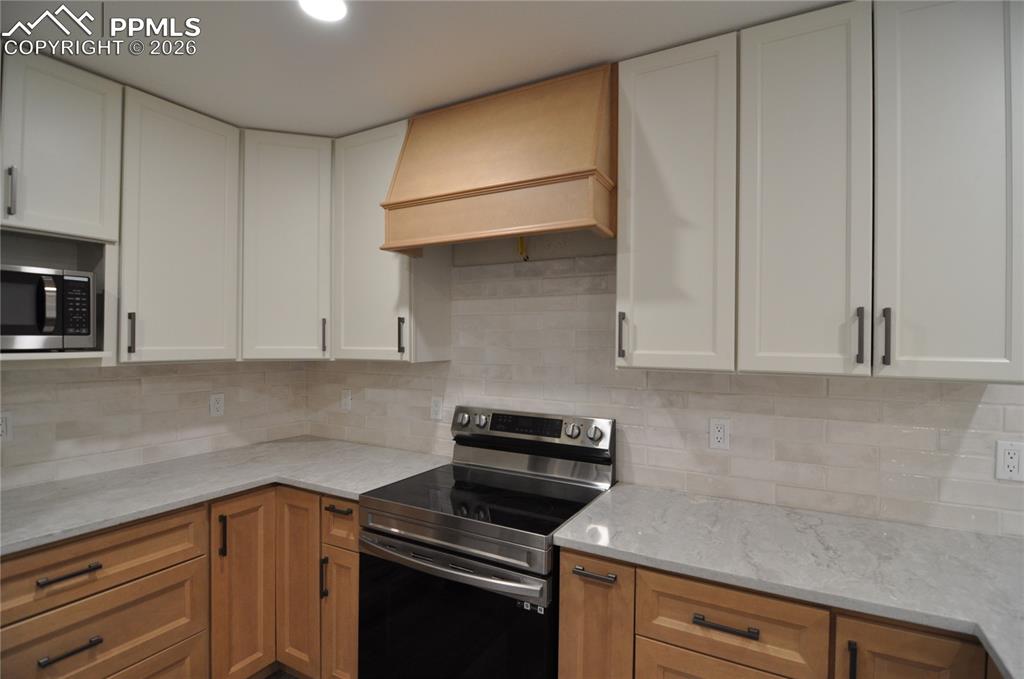 Image 16 of 32: Kitchen