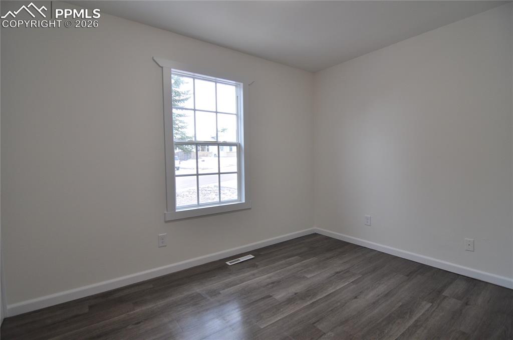 Image 26 of 32: Bedroom