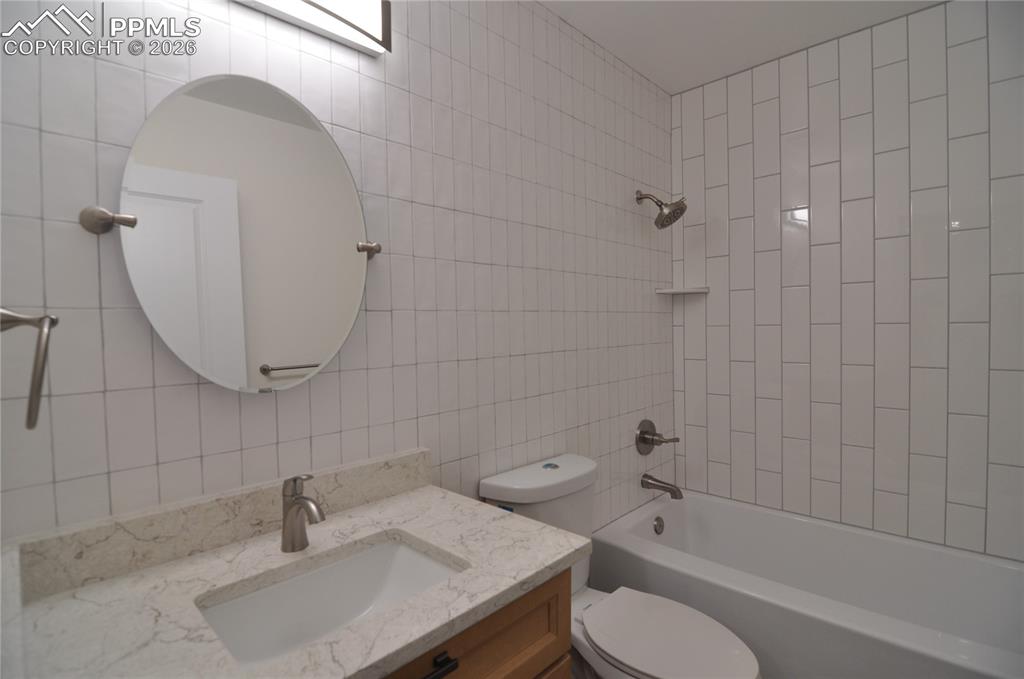 Image 28 of 32: Bathroom