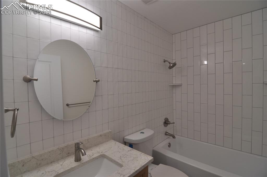 Image 29 of 32: Bathroom