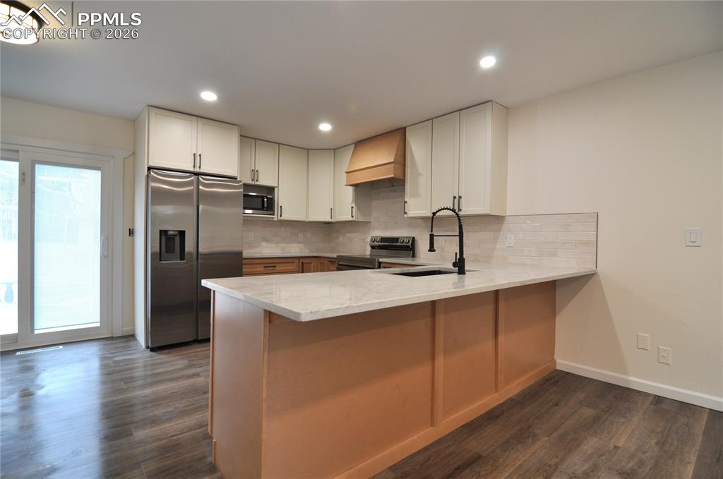 Image 9 of 32: Kitchen