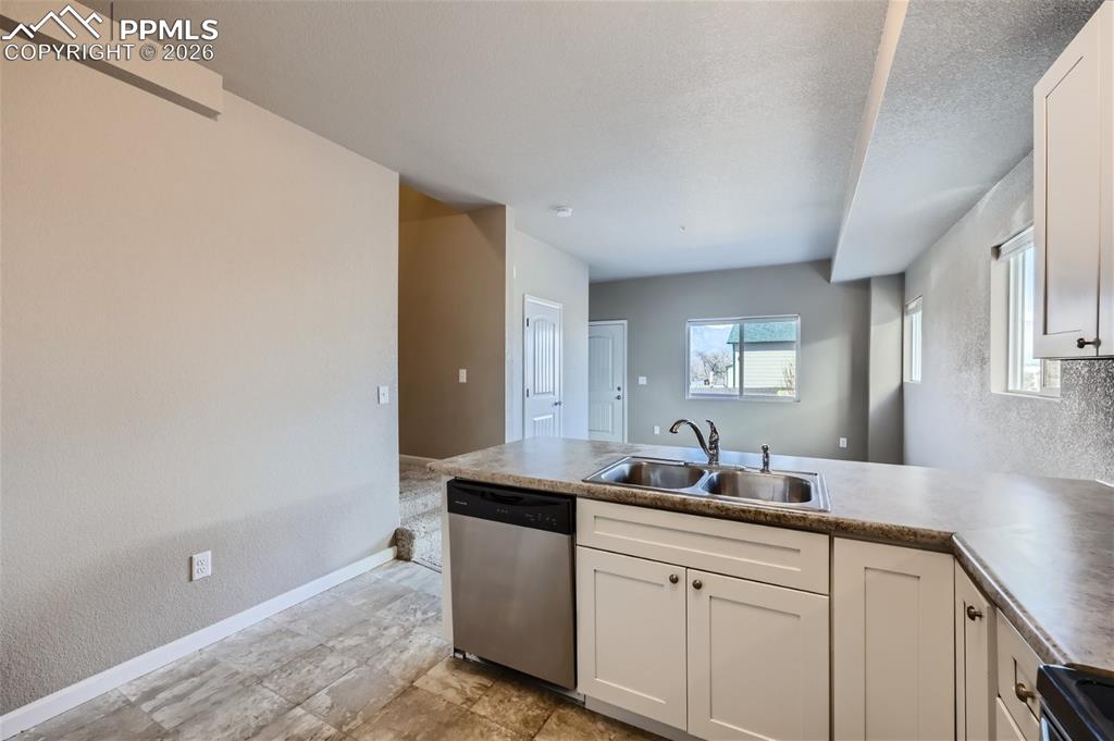 Image 10 of 28: Kitchen