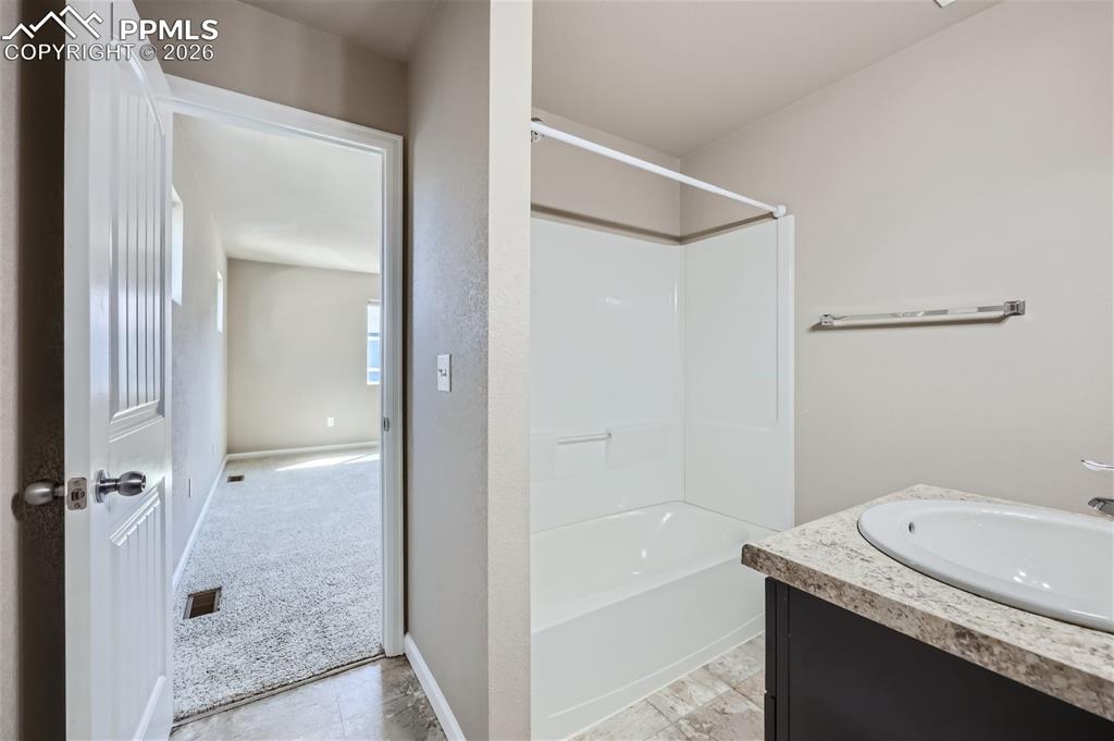 Image 18 of 28: Bathroom