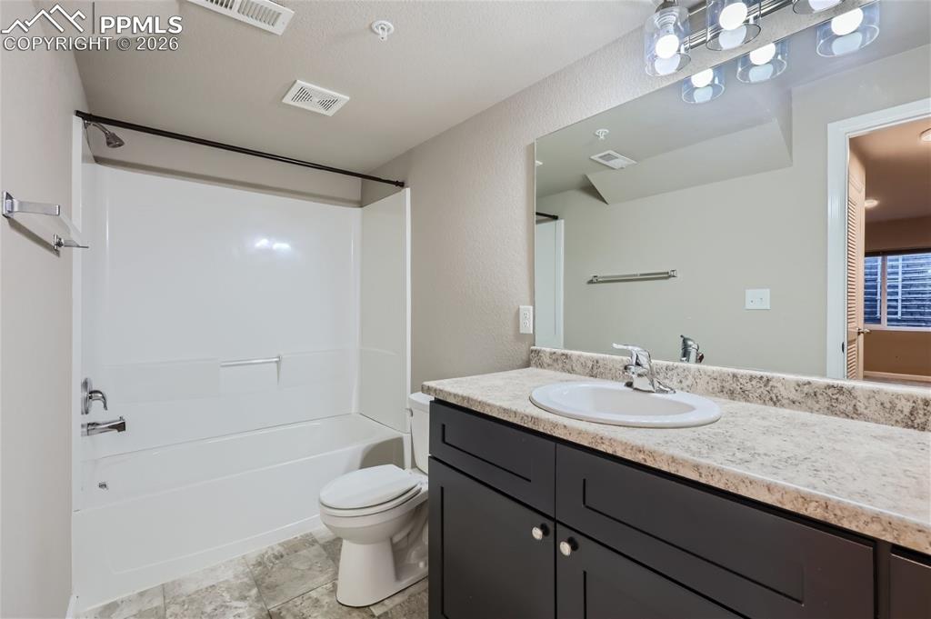 Image 26 of 28: Bathroom