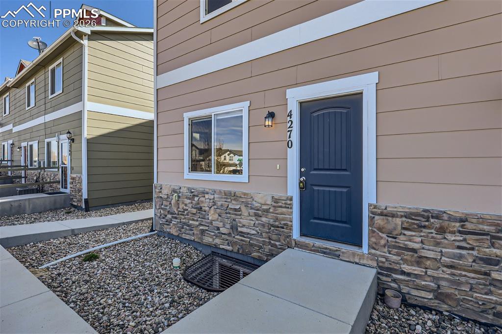 Image 3 of 28: Entry