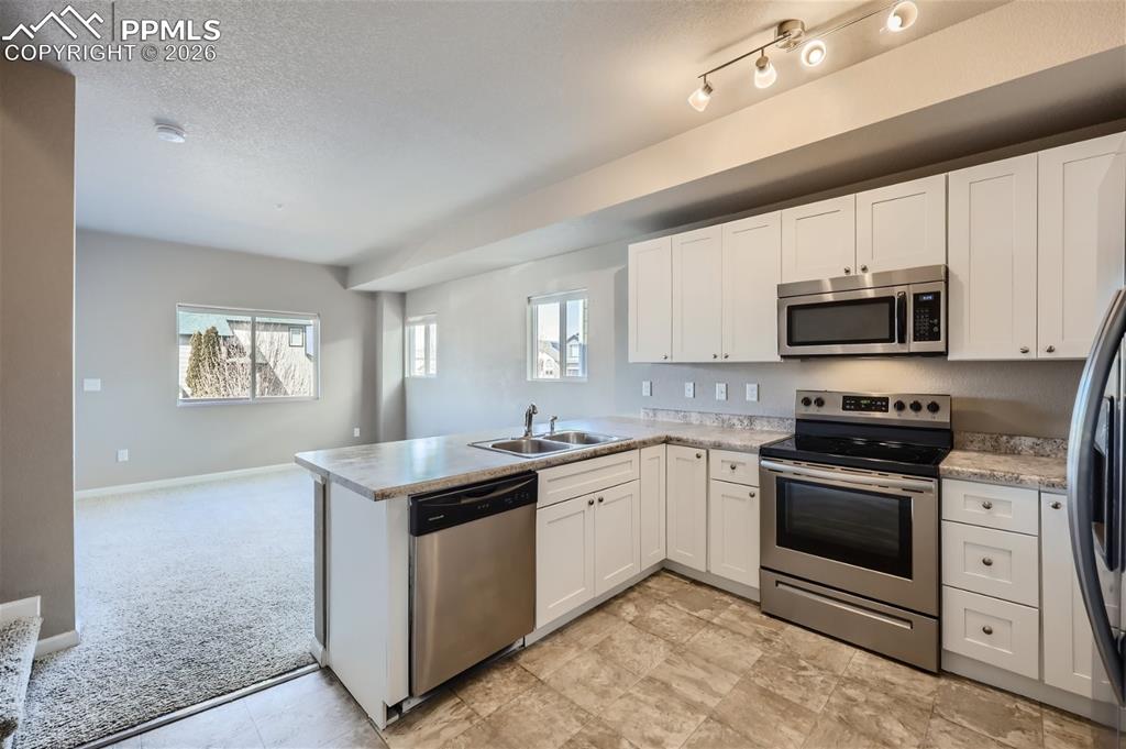 Image 9 of 28: Kitchen