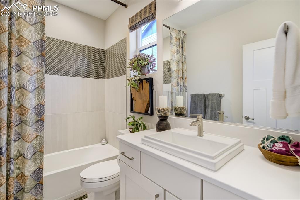 Image 26 of 50: Full bathroom on main