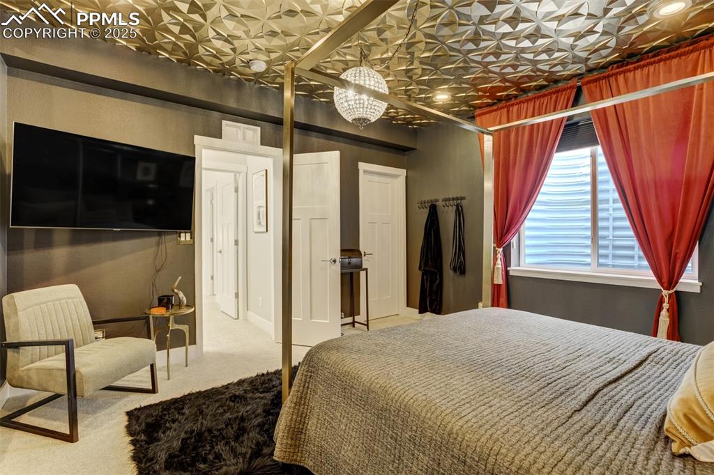 Image 41 of 50: Bedroom