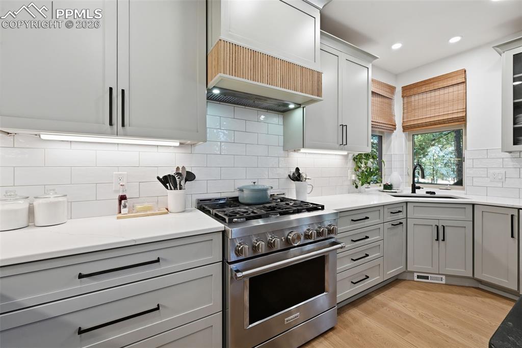 Image 10 of 50: Kitchen