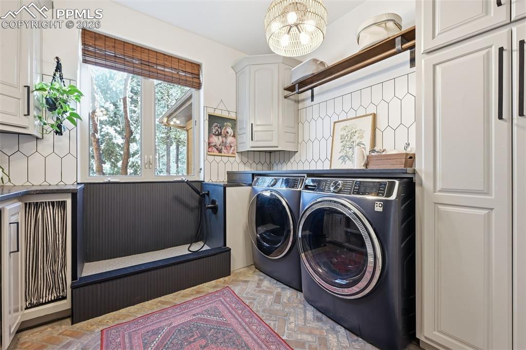 Image 16 of 50: Laundry