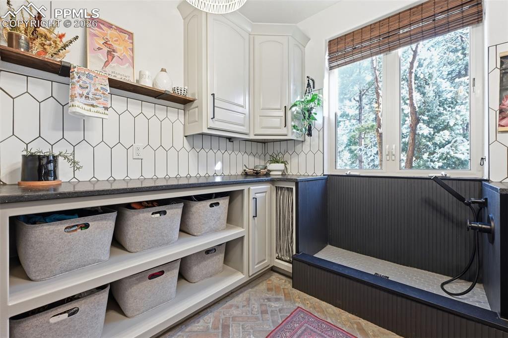 Image 17 of 50: Laundry