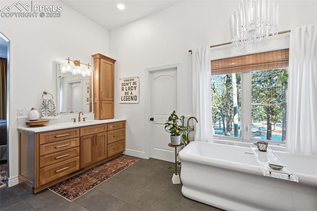 Image 22 of 50: Bathroom