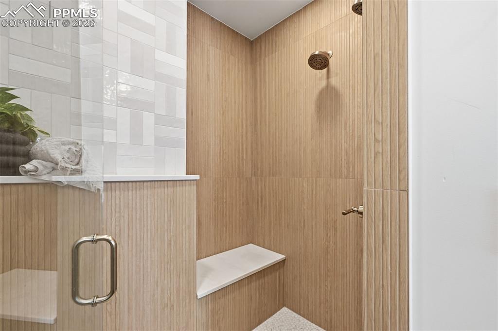 Image 23 of 50: Bathroom