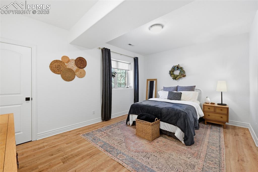 Image 30 of 50: Bedroom