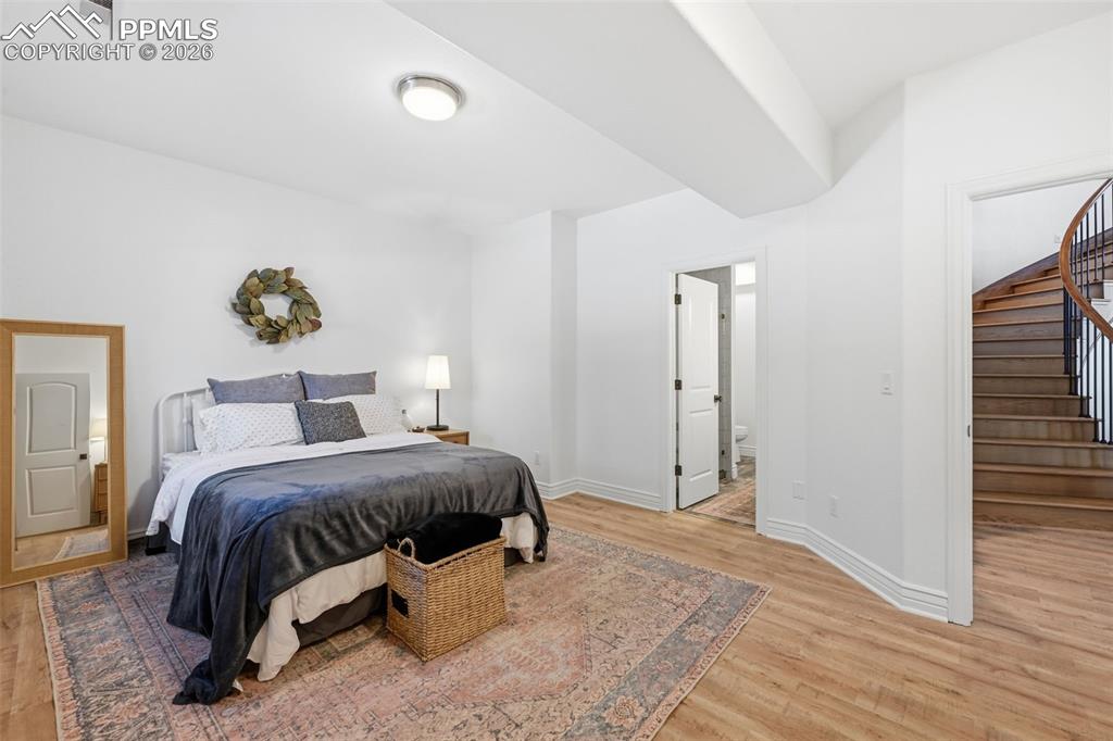 Image 31 of 50: Bedroom