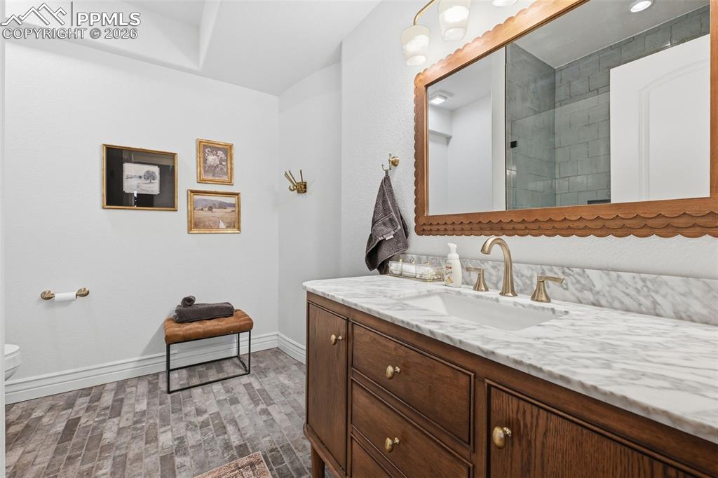 Image 32 of 50: Bathroom