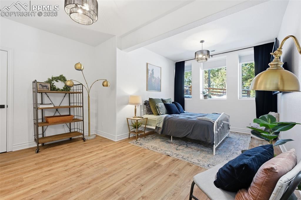 Image 33 of 50: Bedroom